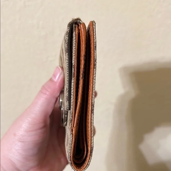 Gucci Beige Monogram Wallet - Picture 6 of 12